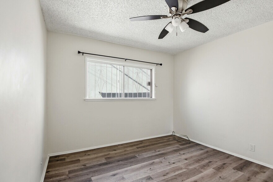 Building Photo - 1112 W 92nd St