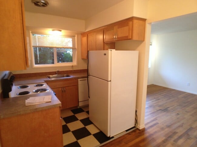 Building Photo - Lower 1bed, bike storage, great location, all dogs welcome!
