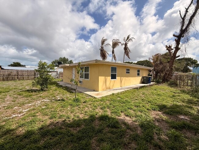 Building Photo - 1604 Zephyr Ave