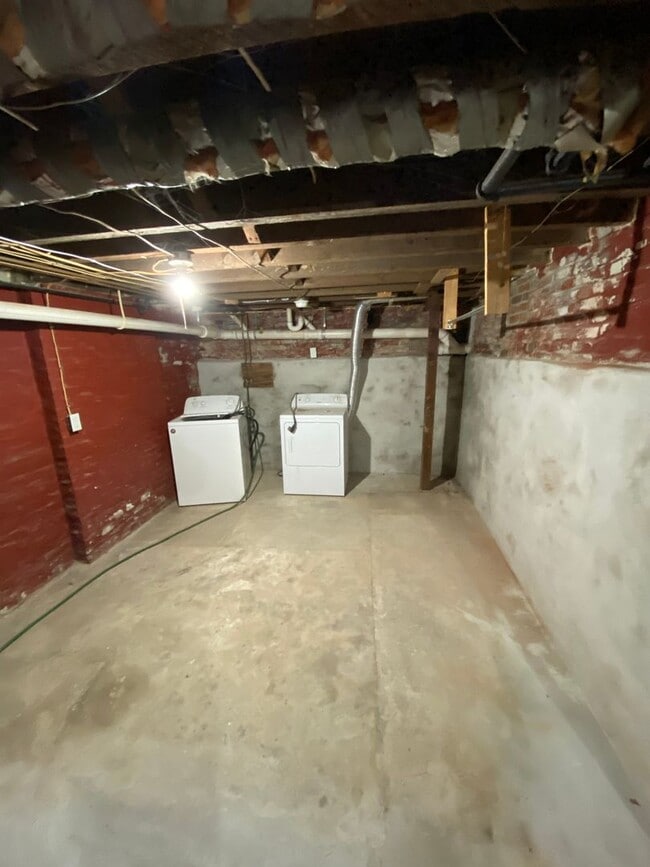 Building Photo - Beautiful Three Bedroom Townhouse in Northwest Lancaster City!