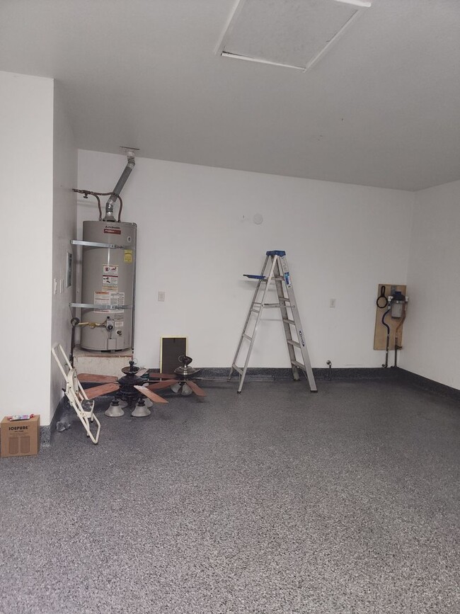 Building Photo - 3 Bedroom 2 bath with 2 car garage off of ...
