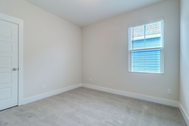 Building Photo - Beautifully Maintained 3 Bedroom, 2.5 Bath...
