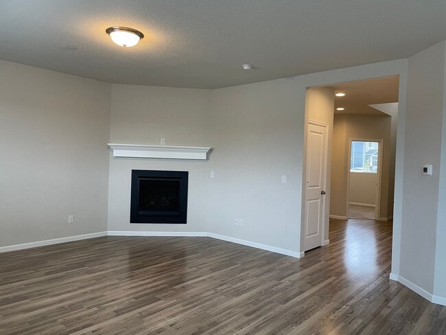 Building Photo - Beautiful 4 Bedroom 2.5 Bath Home Located ...
