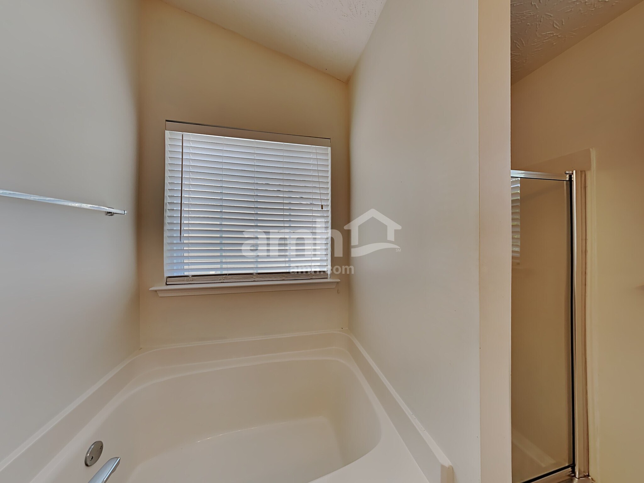Building Photo - 307 Meadows Ln