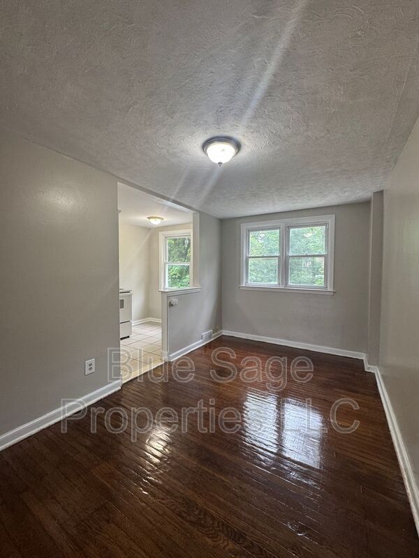 Building Photo - 554 S 4th St