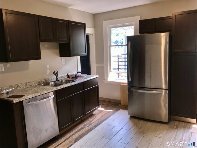 Building Photo - 52 Catherine St