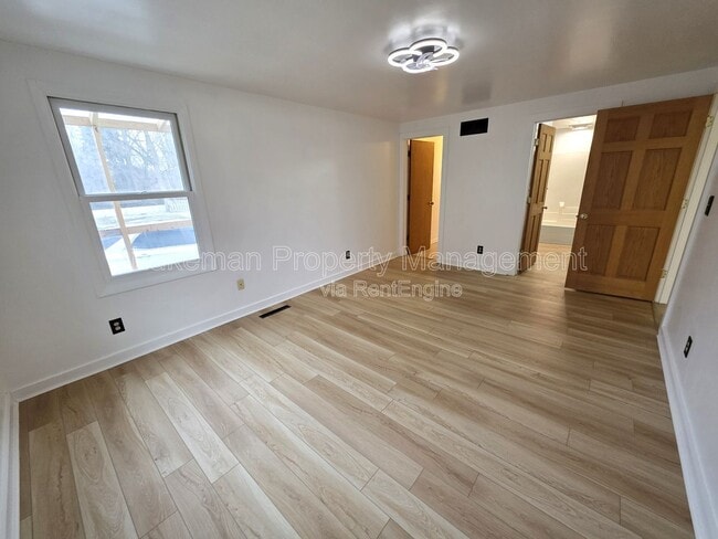 Building Photo - 822 W Main St