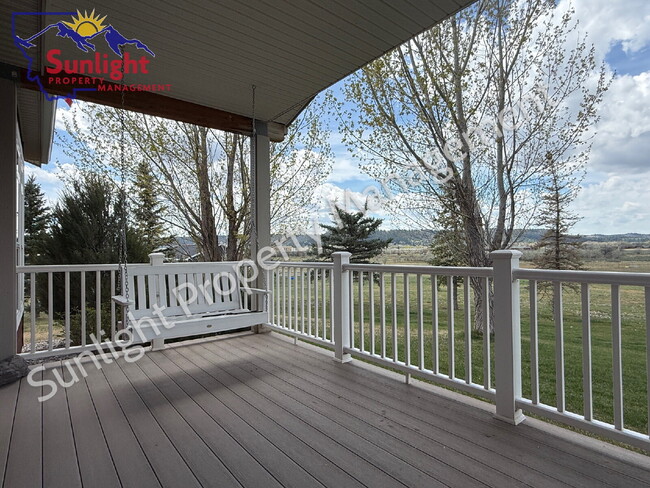 Building Photo - 3 Bed 2 Bath 2,756 sq ft on 2+ acres in Columbus