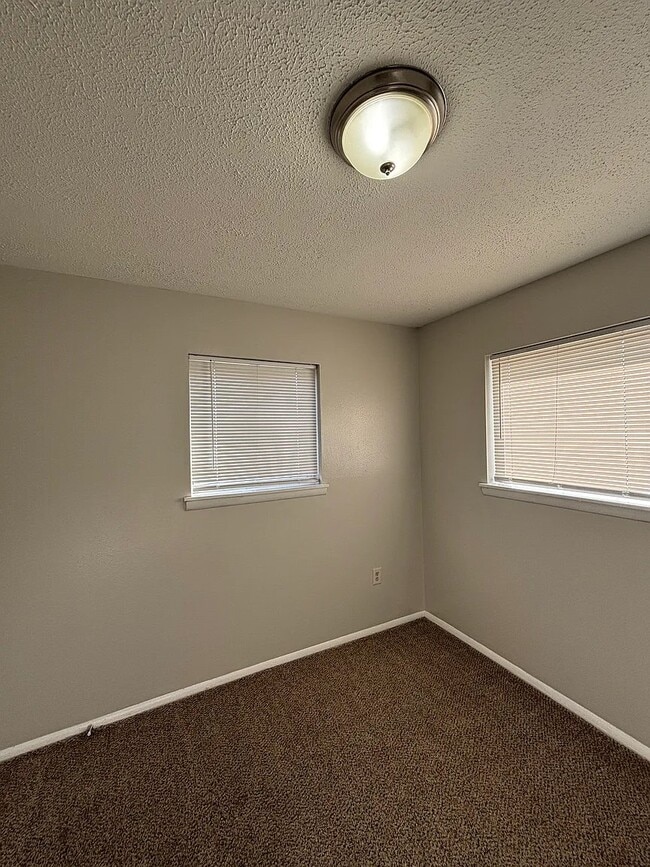 Building Photo - 1220 Twin Lakes Dr