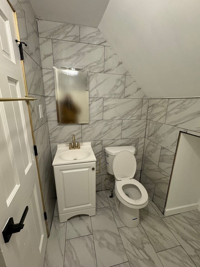 Building Photo - Discover Your Dream Home in Historic Brewers Hill!