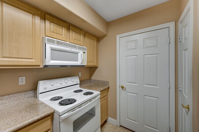 Building Photo - 8000 W Badura Ave