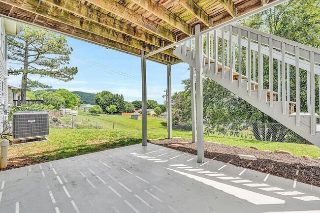Building Photo - 535 Hillview Dr
