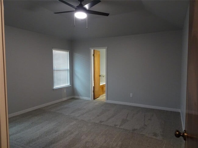 Building Photo - 8412 Pinewood Dr