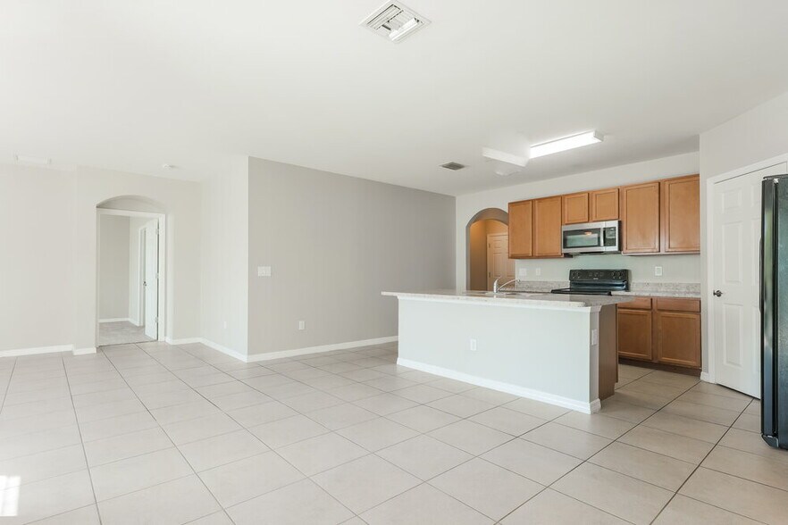 Building Photo - 4413 SW 15th Ave