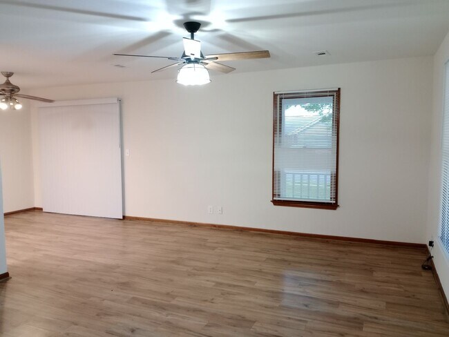 Building Photo - Charming 3 Bedroom, 2 Bath Single Family H...