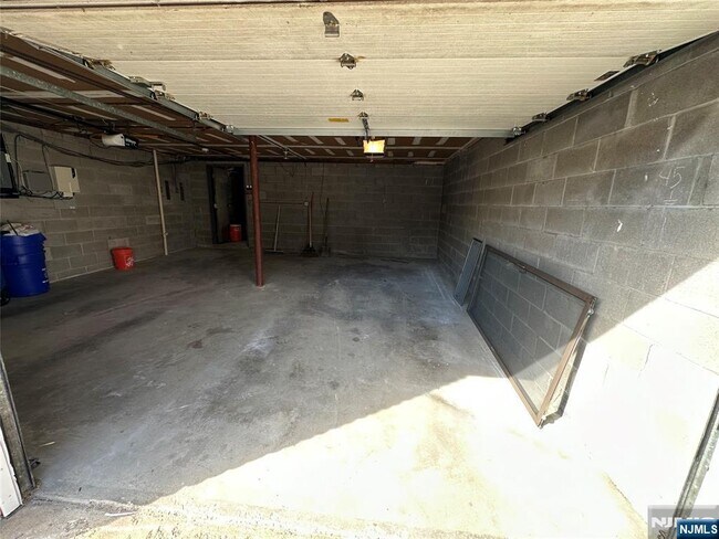 Building Photo - 407 Jane St