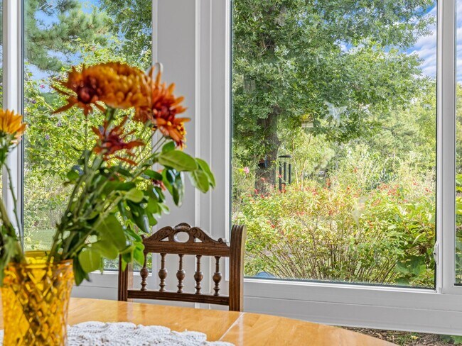 Building Photo - Beauty by the Water!