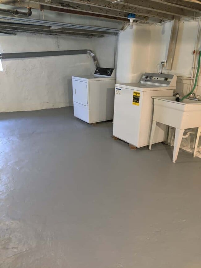 Building Photo - 6133 Elmwood Ave