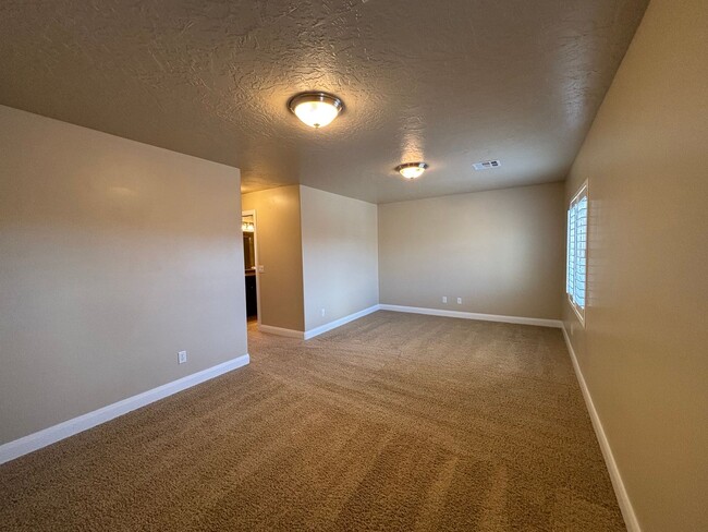 Building Photo - SPACIOUS TOWNHOME FOR RENT!