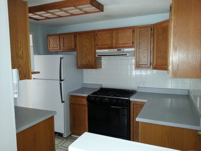 Building Photo - 2 bedroom house on large corner lot in Man...