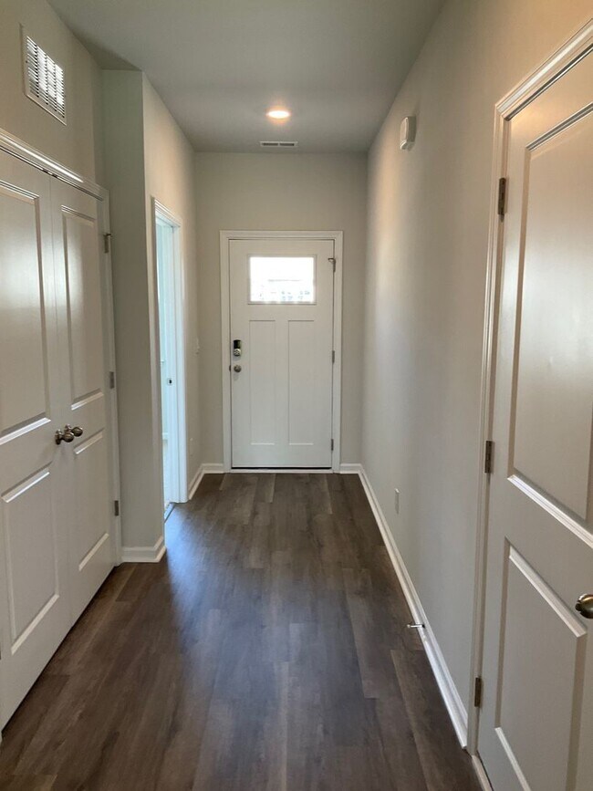 Building Photo - Welcome to this stunning townhouse in Leland, NC!