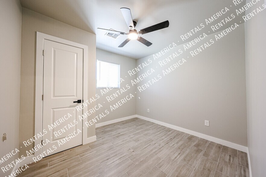Building Photo - 1704 E Pickrell Dr