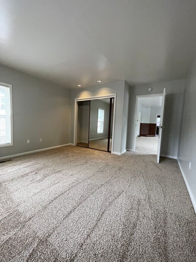 Building Photo - 3 Bedroom rancher in desirable West Side C...