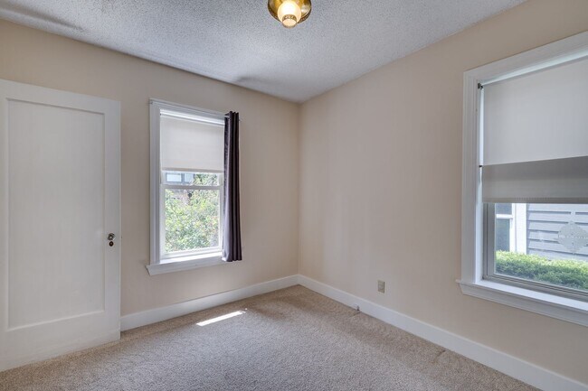Building Photo - Adorable Wedgewood 4 Bedroom Available Now!