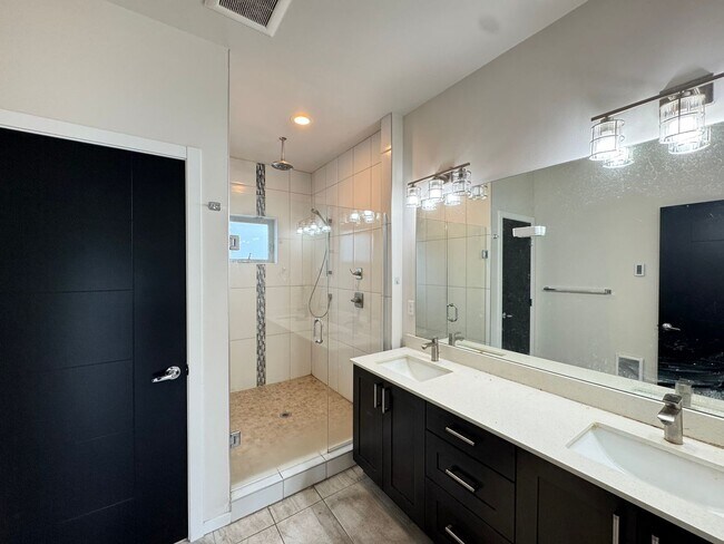 Building Photo - Modern 2018 Townhome with Rooftop Deck Nea...