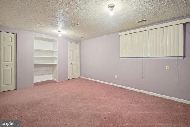 Building Photo - 3010 Mozart Dr