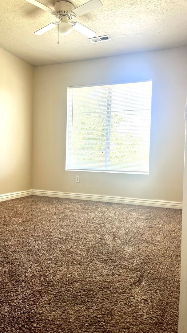 Building Photo - 3 Bedroom/2.5 Bathroom townhome in WVC