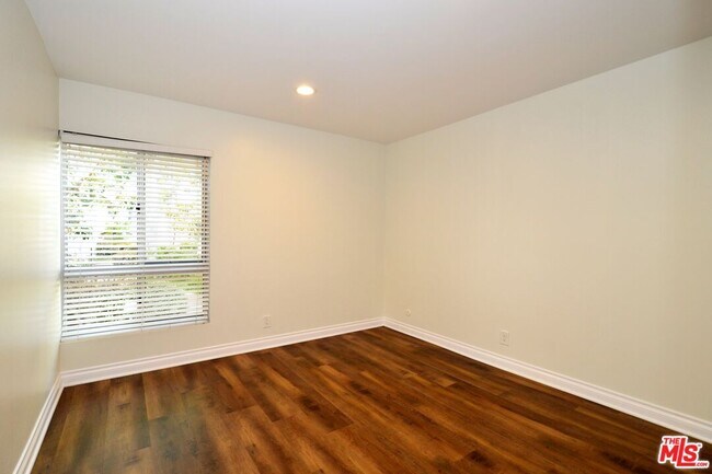 Building Photo - 5950 Canterbury Dr