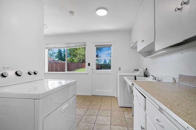 Building Photo - Beautiful 4bed 2bath Home in Renton
