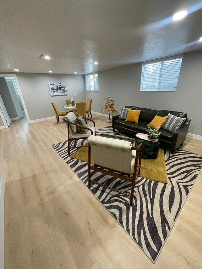 Building Photo - Spacious 5 Bedroom House in Salt Lake