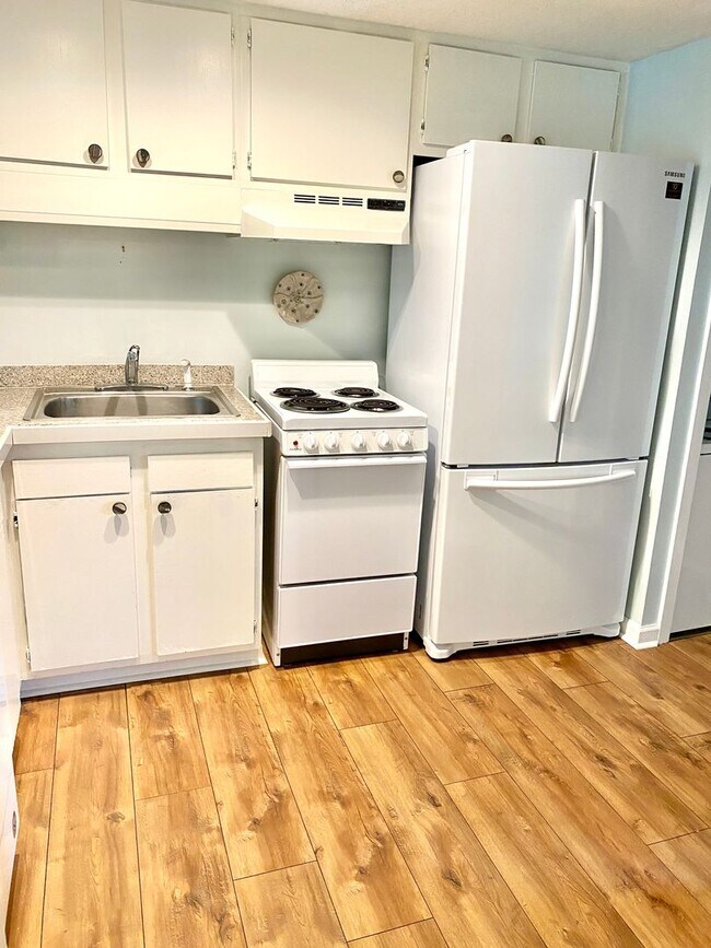 Building Photo - RESORT STYLE LIVING!! Beautiful 1BR Condo in Marina Community!