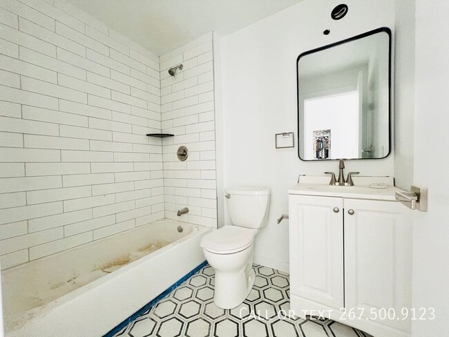 Building Photo - Beautiful, renovated 1BR unit located in F...