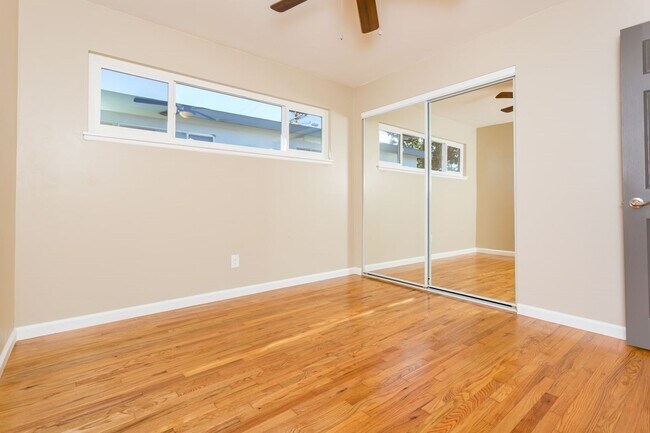 Building Photo - PARADISE HLLS BEST KEPT SECRET !!!3 BEDROO...
