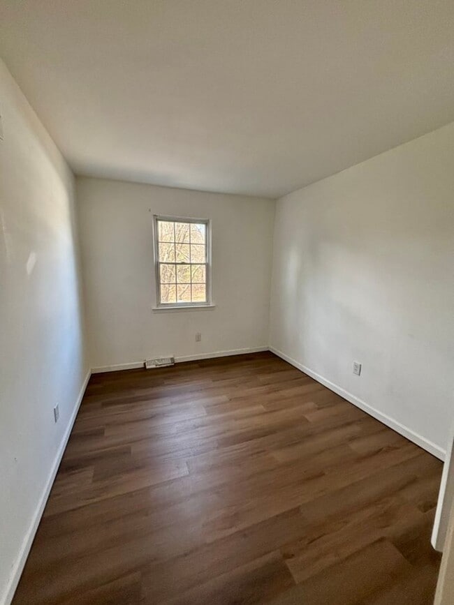 Building Photo - 68 Village Dr