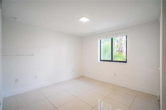 Building Photo - 1985 Bay Dr