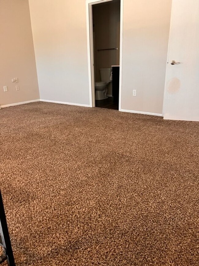 Building Photo - Spacious 1-Bedroom Apartment for Rent in C...