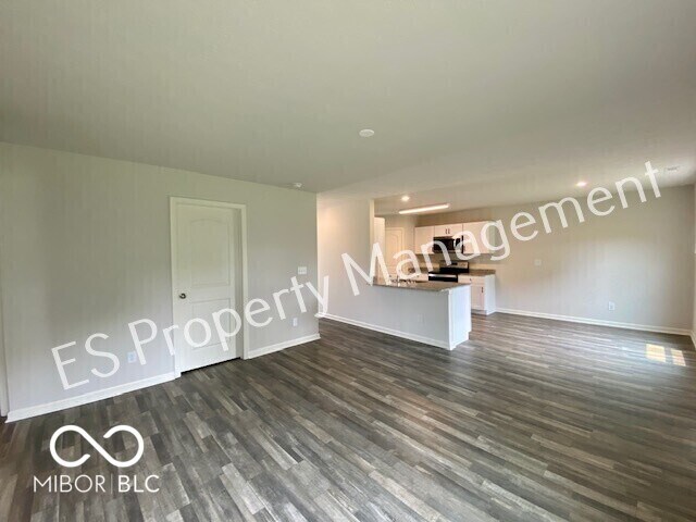 Building Photo - 2913 W Kings Cyn Dr