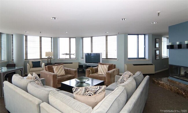 Building Photo - 25 Forest St