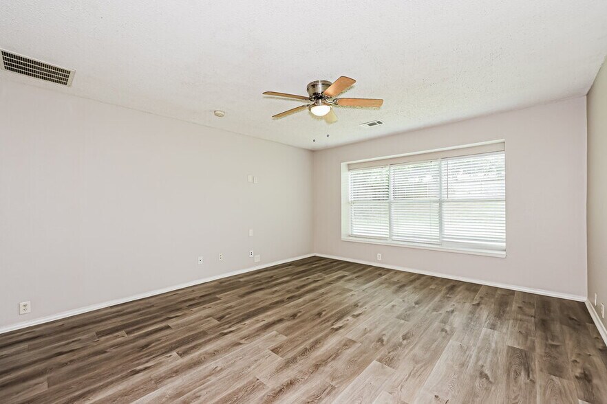 Building Photo - 322 Oakhurst Dr