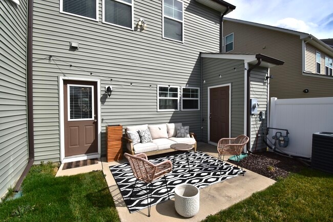 Building Photo - 8043 Rutland Village Dr