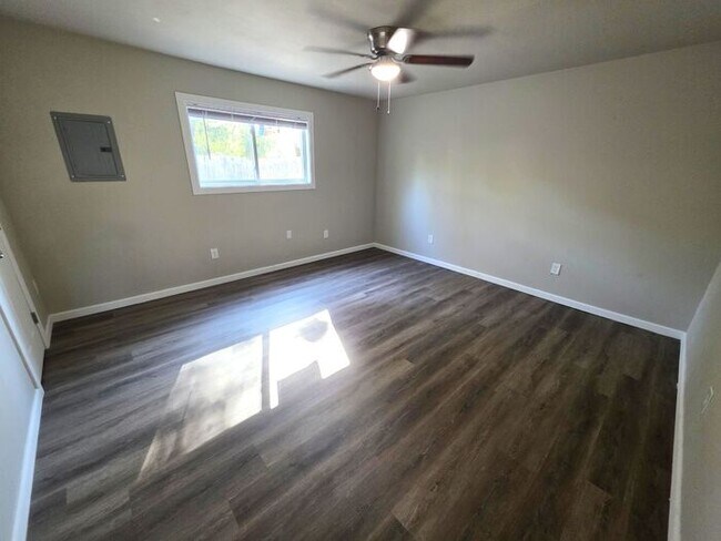 Building Photo - Newley Remodeled 1 Bed, 1 Bath Apartment at Monterey Square