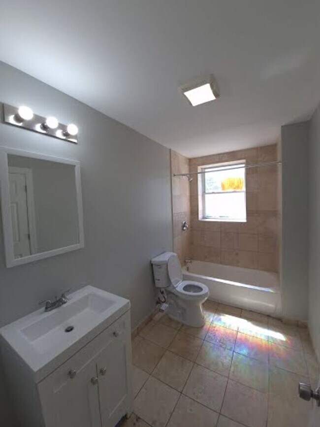 Building Photo - 3 Bedroom Unit Available