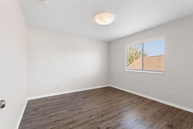 Building Photo - Spacious and beautifully maintained 5-bedroom, 3.5-bathroom two-story home