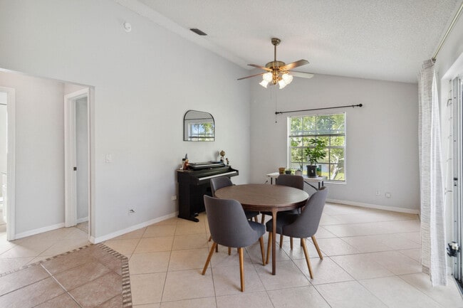 Building Photo - 1007 Jacaranda Cir