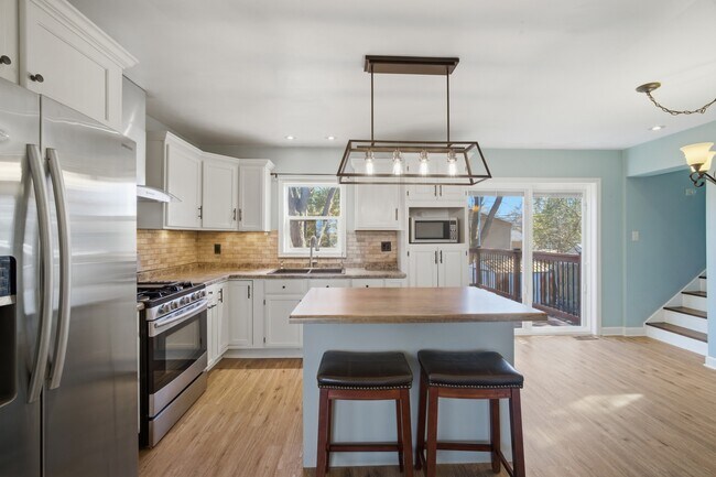 Building Photo - 4611 W Shore Dr