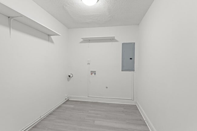 Building Photo - Stylish & Newly Renovated 3 Bedroom 1.5 Ba...